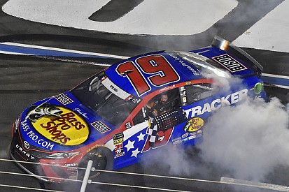 NASCAR in Charlotte: Martin Truex Jr. gewinnt turbulentes Coca-Cola 600