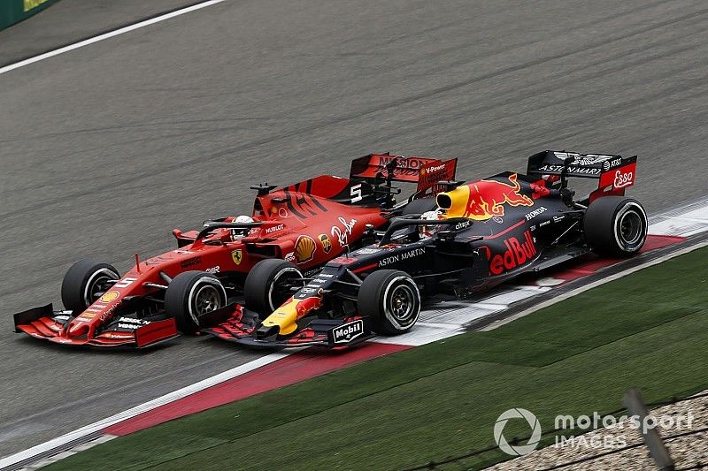 Bataille entre Sebastian Vettel, Ferrari SF90 et Max Verstappen, Red Bull Racing RB15 