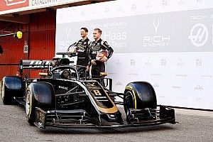 Haas trekt doek van nieuwe Formule 1-auto in pitstraat Barcelona