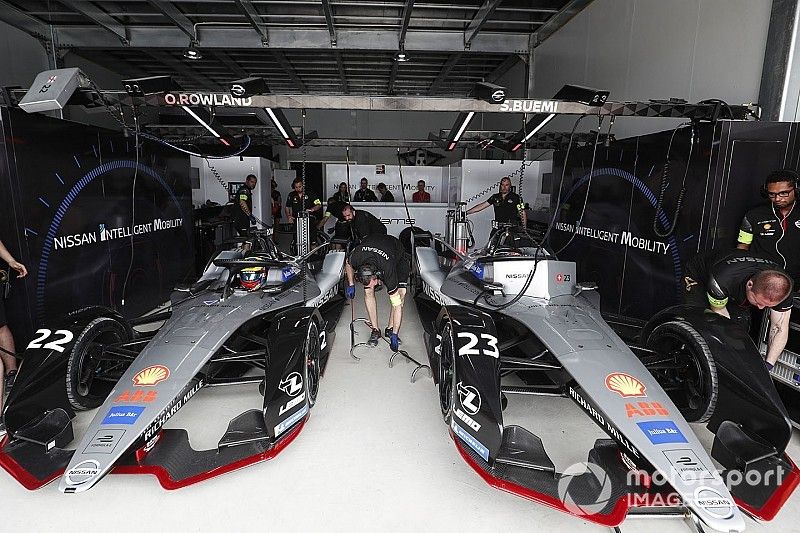 Oliver Rowland, Nissan e.Dams, Nissan IMO1, Sébastien Buemi, Nissan e.Dams, Nissan IMO1, entourés de mécaniciens dans le garage