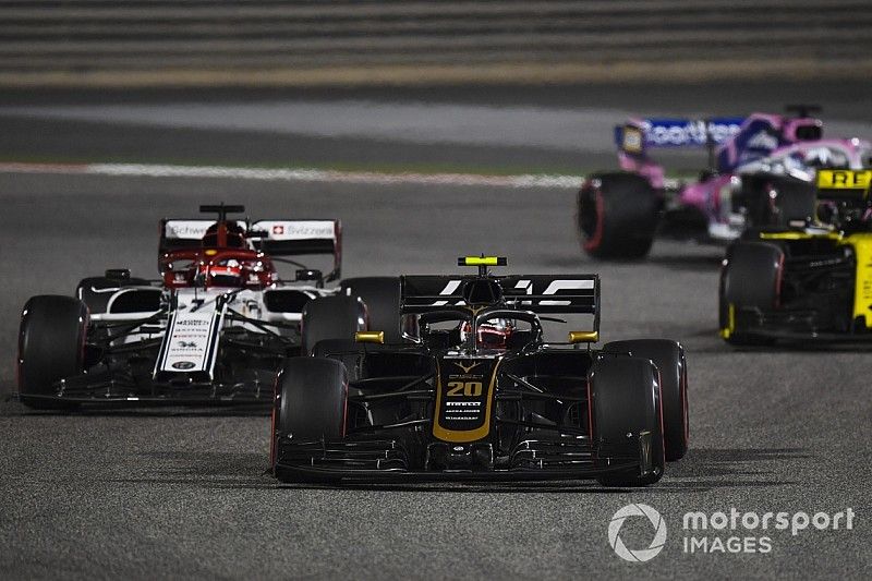 Kevin Magnussen, Haas F1 Team VF-19, leads Kimi Raikkonen, Alfa Romeo Racing C38, and Daniel Ricciardo, Renault R.S.19