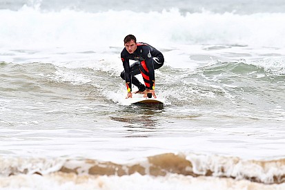 Verstappen y Gasly se pasan al surf en Australia, vídeo y fotos