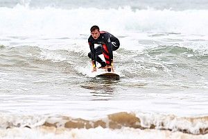 Verstappen y Gasly se pasan al surf en Australia, vídeo y fotos