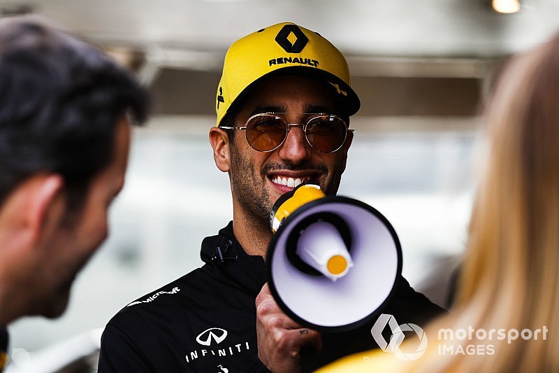 Képeken Ricciardo szenzációs sisakfestése a Renault-nál