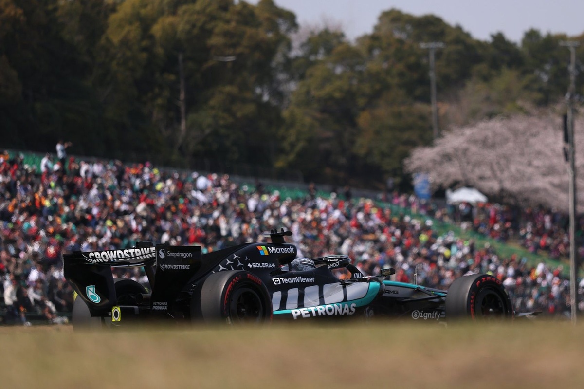 Mercedes arrasa antes de la clasificación en Japón; Sainz y Alonso, atrás