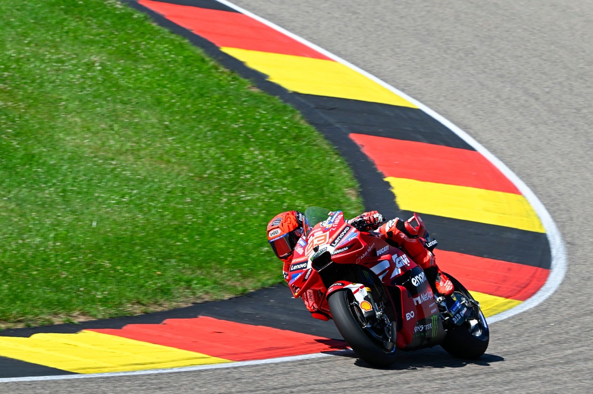 Marc Márquez confirme en pole, grosse chute de Bezzecchi