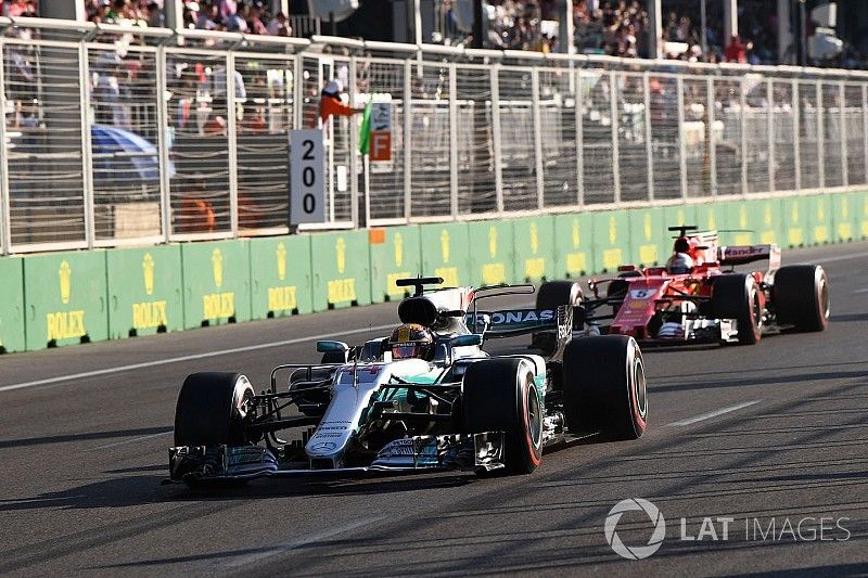 Lewis Hamilton, Mercedes AMG F1 W08, Sebastian Vettel, Ferrari SF70H