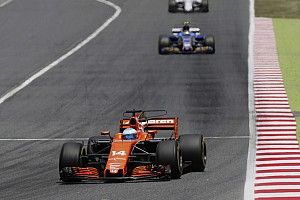Alonso admite que arriscou em toque com Massa na largada