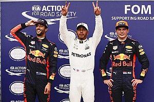 Hamilton pakt pole in flink uitgelopen kwalificatie, tweede tijd Verstappen