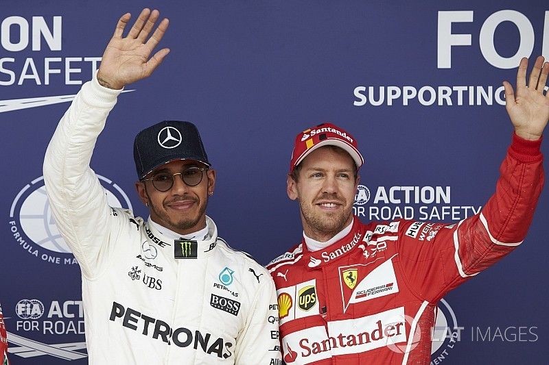 Ganador de la pole Lewis Hamilton, Mercedes AMG F1, Sebastian Vettel, Ferrari