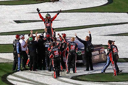 Kurt Busch wins the 2017 Daytona 500 with last-lap pass