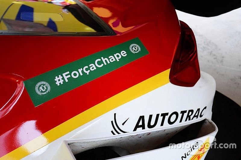 Equipes e pilotos da Stock Car homenageiam Chapecoense