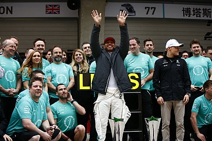 Hamilton és a Mercedes öröme a kulisszák mögött: videó