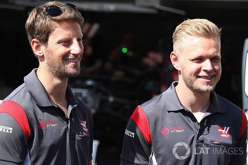 Romain Grosjean, Haas F1 Team, Kevin Magnussen, Haas F1 Team, in the pits