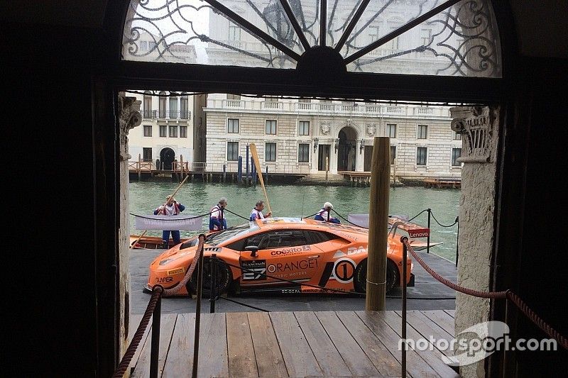 Una Lamborghini Huracán GT3 nel Canal Grande a Venezia!