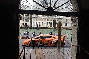 Una Lamborghini Huracán GT3 nel Canal Grande a Venezia!