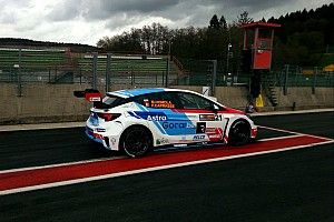 Homola e Caprasse in pole position con la Opel Astra a Spa