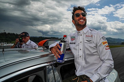 Ricciardo egy mini Hummerral járta be a Red Bull Ringet