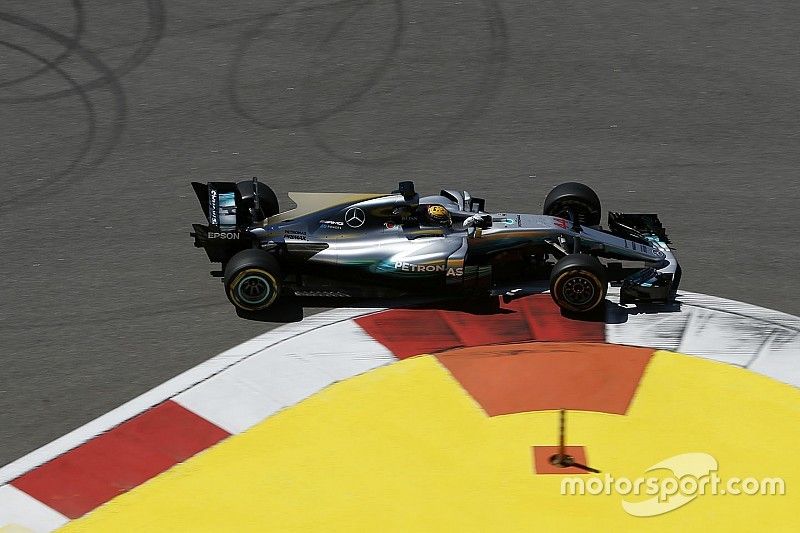Hamilton zegt dat Mercedes geen snelheid verborgen houdt