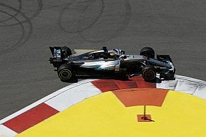 Hamilton zegt dat Mercedes geen snelheid verborgen houdt