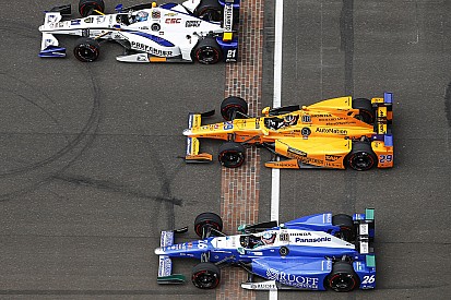 Alonso nagyon sajnálja, hogy a Honda az Indy 500-on is betett neki