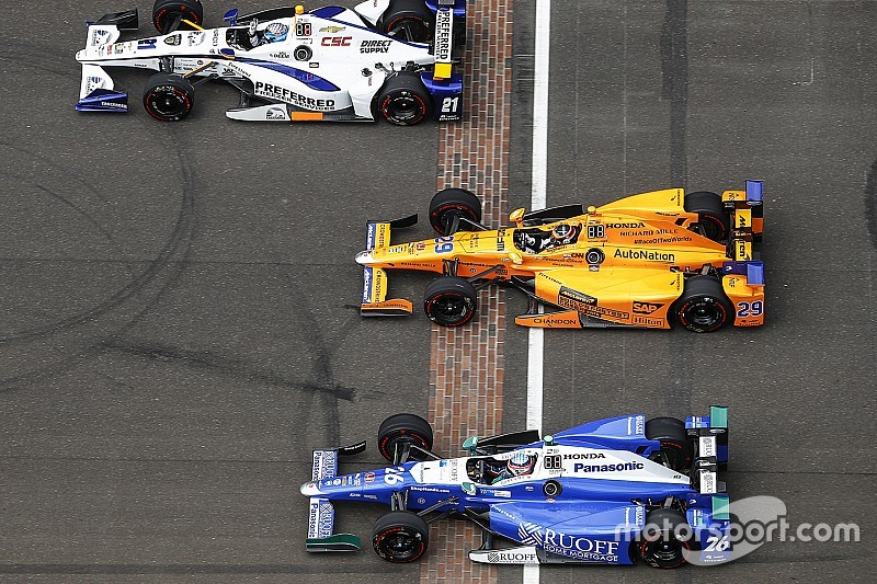 Alonso nagyon sajnálja, hogy a Honda az Indy 500-on is betett neki