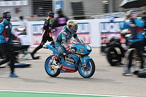Vídeo: el brutal accidente de dos compañeros de Moto3 en Valencia