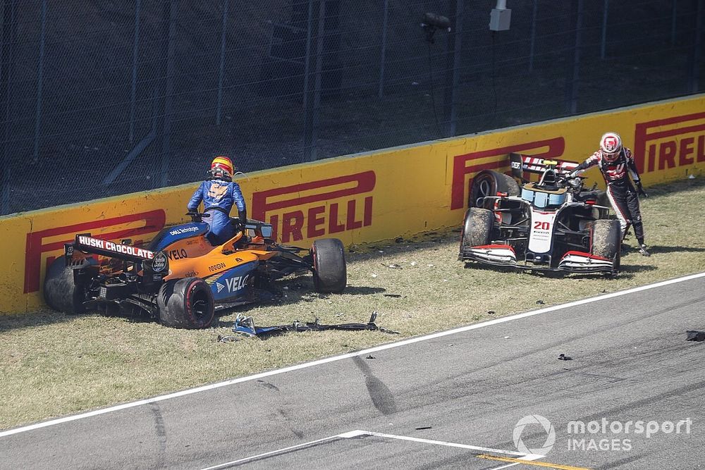 Choque al reinicio de Carlos Sainz Jr., McLaren MCL35 y Kevin Magnussen, Haas VF-20 