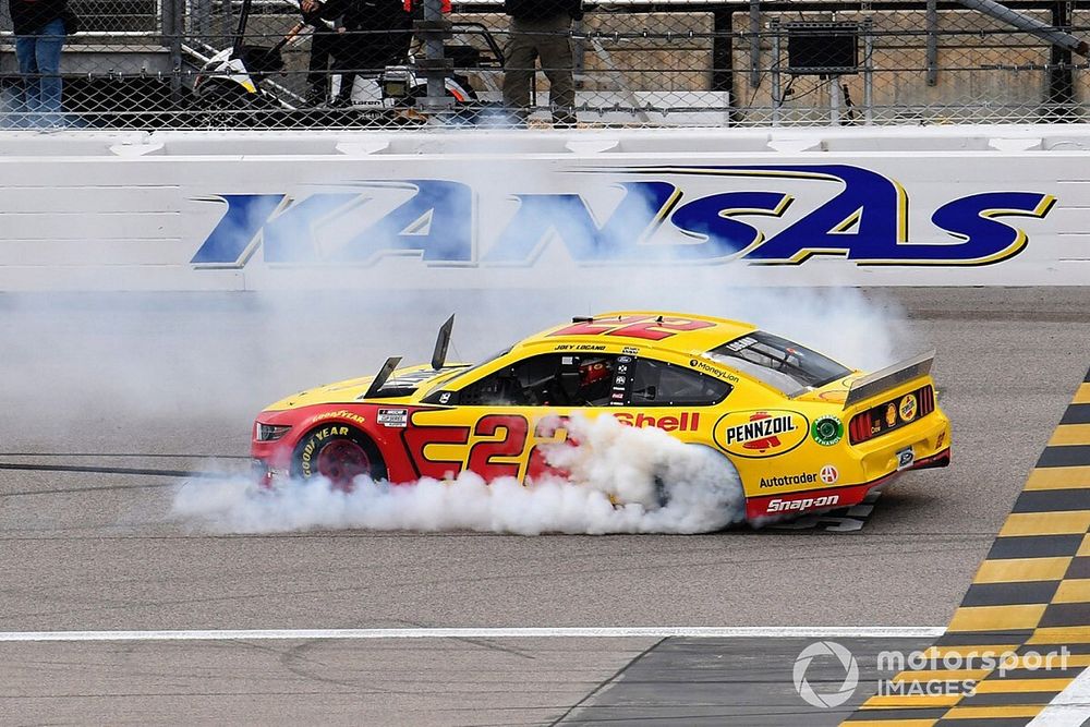 Race winner Joey Logano, Team Penske, Ford Mustang 