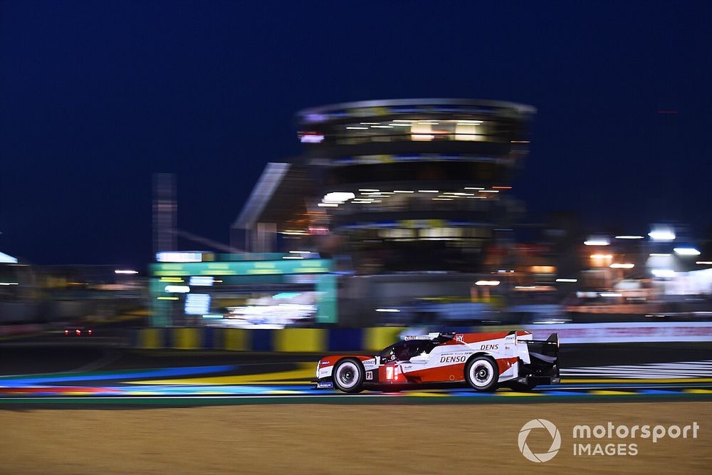 Le Mans 24h, H8: #7 Toyota leads into the night