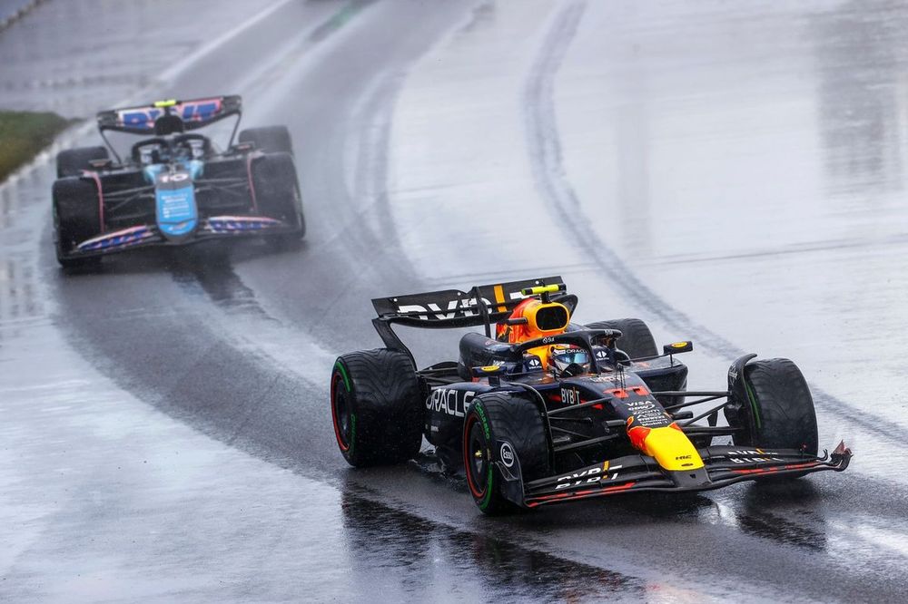 Sergio Pérez, Red Bull Racing RB20, Pierre Gasly, Alpine A524