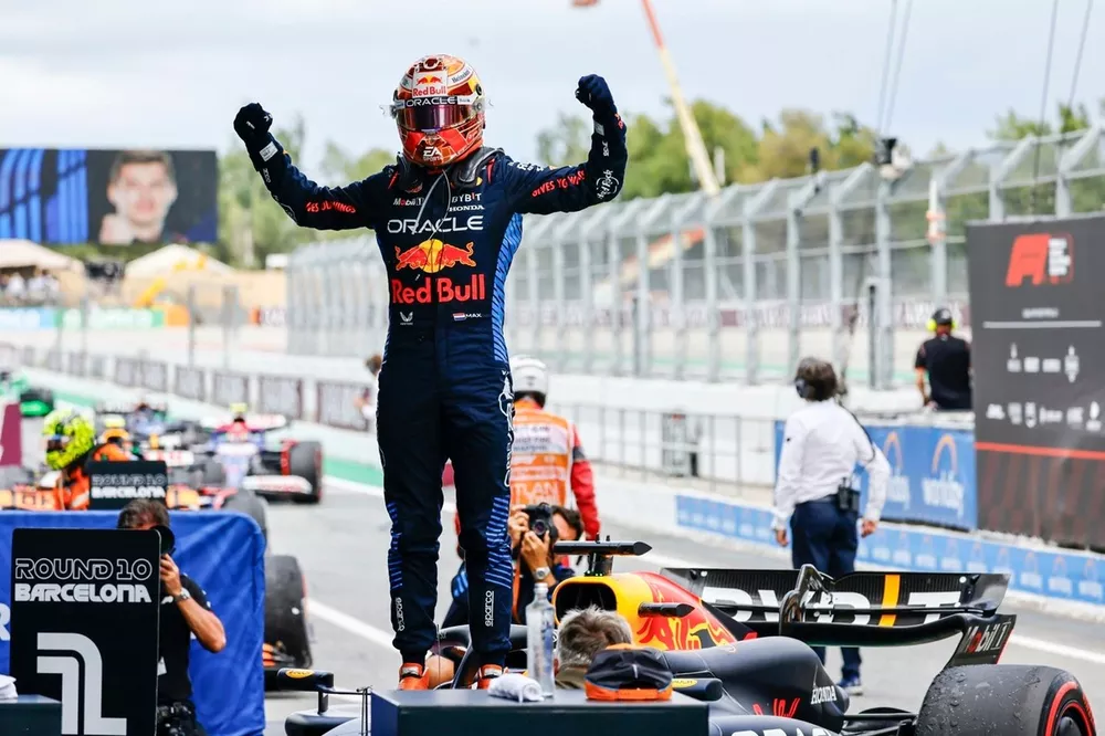 Max Verstappen, Red Bull Racing, 1&ordf; posi&ccedil;&atilde;o, comemora no Parc Ferme 