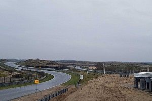 Újabb drónfelvételek az épülőben lévő holland F1-es pályáról