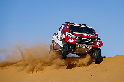 Video: Alonso maakt koprol in tiende Dakar-etappe