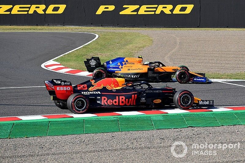 Lando Norris, McLaren MCL34, voor Alex Albon, Red Bull RB15