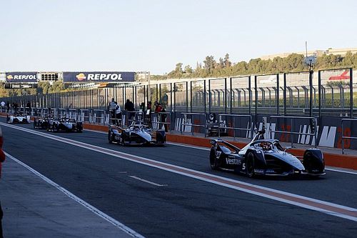 Mercedes g&oacute;rą w symulacji wyścigu