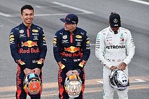 Az F1 engedélyezi a versenyzőinek, hogy letérdeljenek