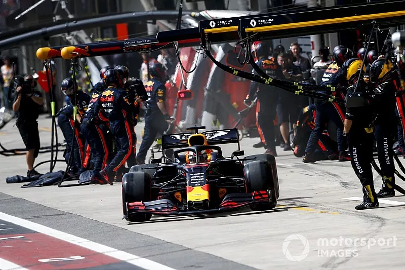 Max Verstappen, Red Bull Racing RB15 pit stop 
