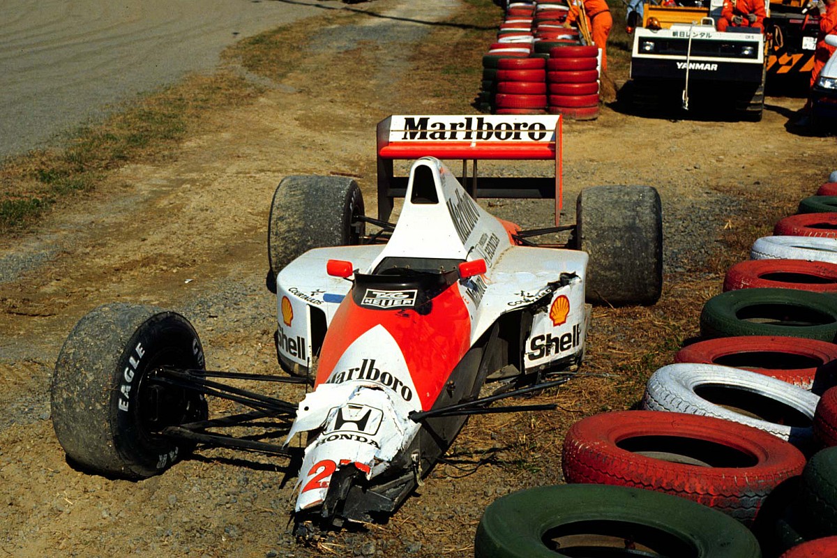 VIDEO: Senna F1-kampioen na crash met Prost in Japan 1990