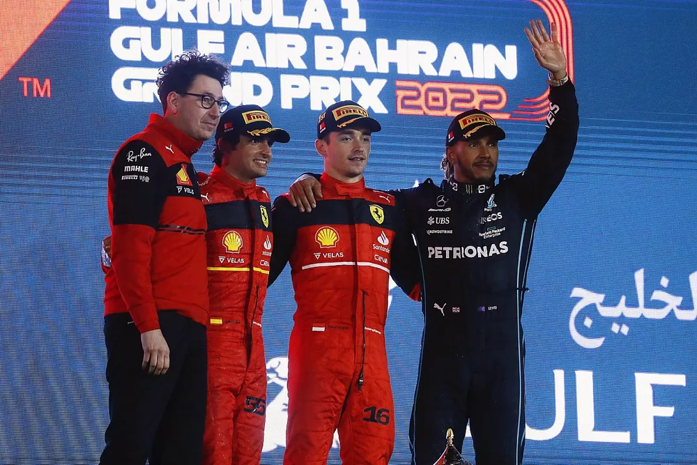 Mattia Binotto, team principal, Ferrari, le deuxi&egrave;me Carlos Sainz Jr., Ferrari, le vainqueur Charles Leclerc, Ferrari, et le troisi&egrave;me Lewis Hamilton, Mercedes-AMG, sur le podium