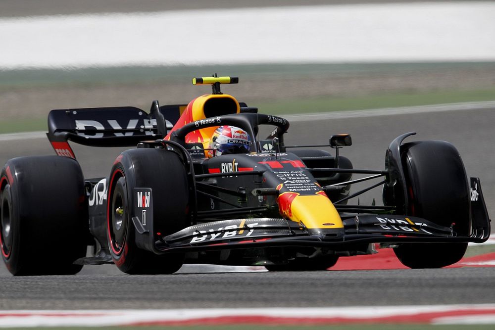 Perez zet Red Bull bovenaan, Mercedes speelt nog verstoppertje in F1-test