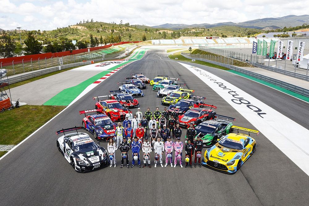 Foto di gruppo delle auto con i piloti del DTM