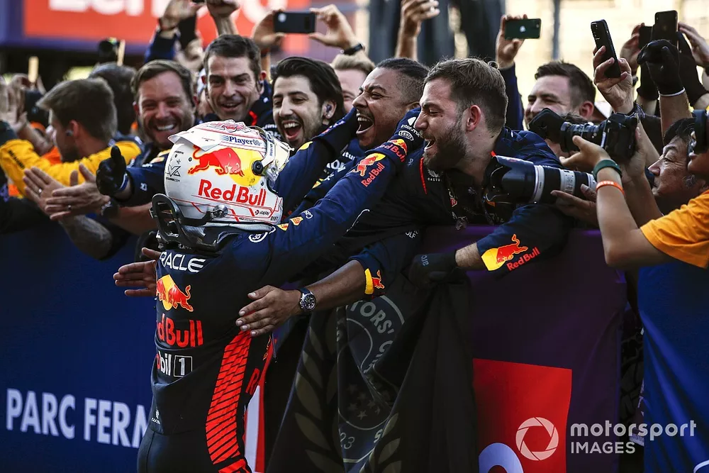 Max Verstappen, Red Bull Racing, 1e positie, viert feest met zijn team bij aankomst in Parc Ferme 