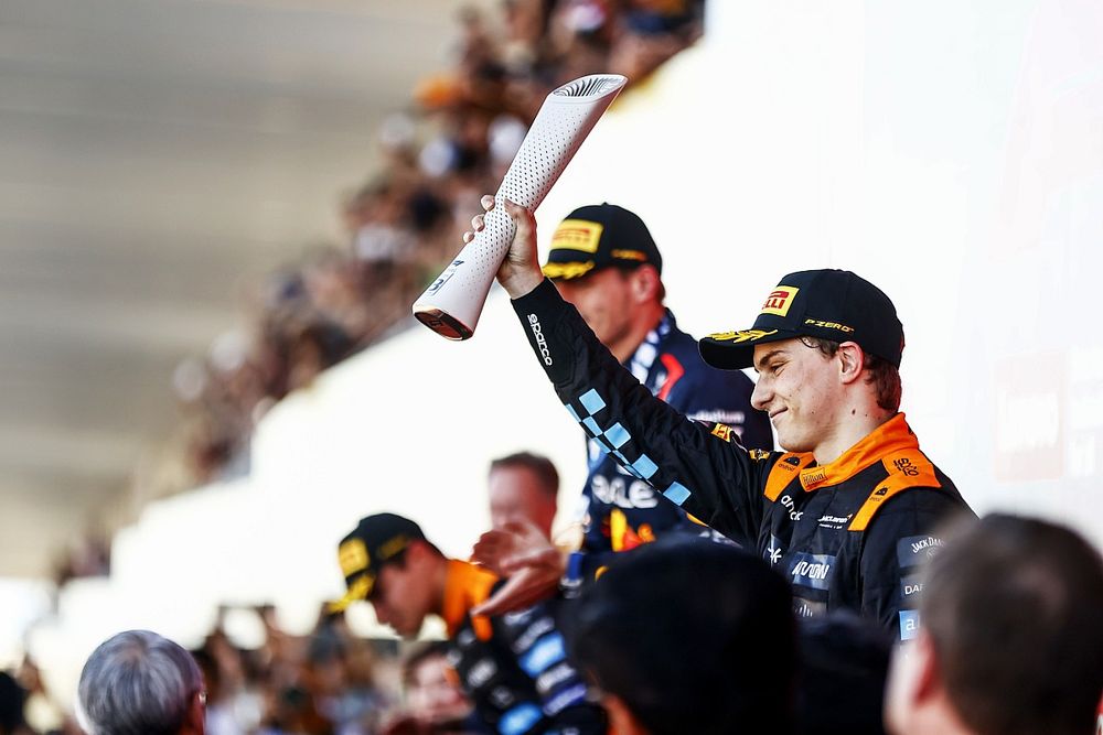 Oscar Piastri, McLaren, con su trofeo de tercer clasificado en el podio