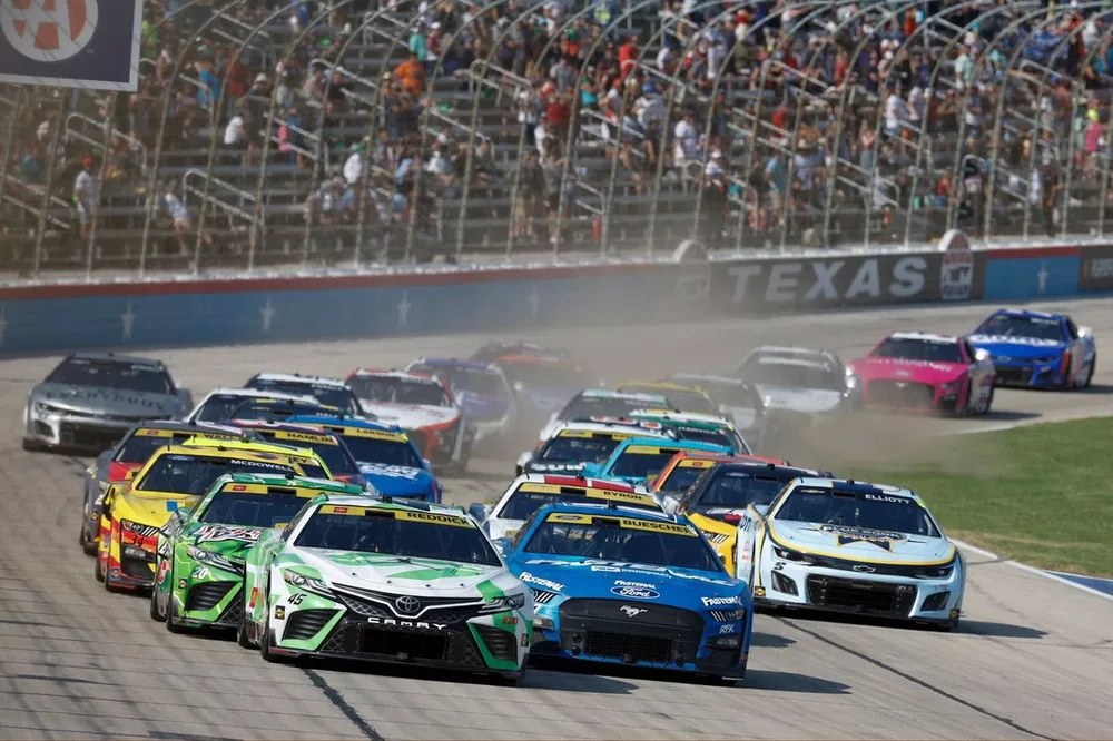 Tyler Reddick, 23XI Racing, Jordan Brand Toyota Camry, Chris Buescher, RFK Racing, Fastenal Ford Mustang