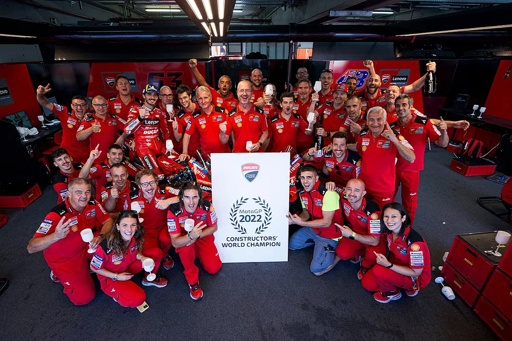 L'&eacute;quipe Ducati, f&ecirc;te la victoire au championnat constructeurs