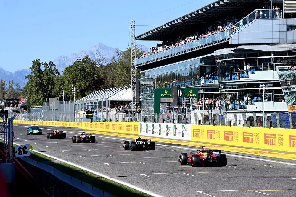 The Safety Car Max Verstappen, Red Bull Racing RB18, Valtteri Bottas, Alfa Romeo C42, Yuki Tsunoda, AlphaTauri AT03, Charles Leclerc, Ferrari F1-75