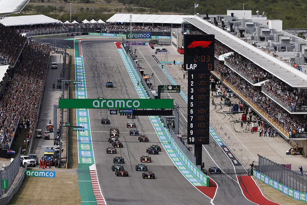 Max Verstappen, Red Bull Racing RB18, Carlos Sainz, Ferrari F1-75, Lewis Hamilton, Mercedes W13, George Russell, Mercedes W13, Lance Stroll, Aston Martin AMR22, Lando Norris, McLaren MCL36, the rest of the field at the start