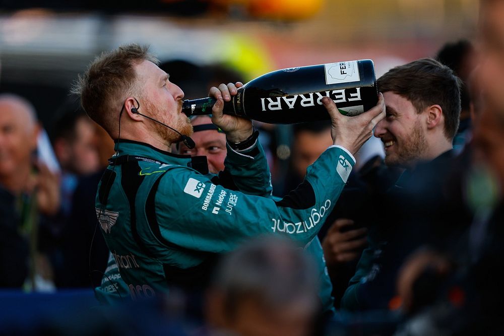 Mec&aacute;nicos de Aston Martin celebran el podio de Fernando Alonso