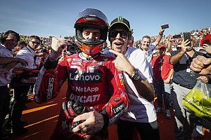 Valentino Rossi viert wereldkampioen Bagnaia: "Het werd tijd ook"